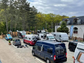 STELLPLATZ für Wohnmobile und Bullis auf dem Campingplatz Strandgut KEIN BETT VORHANDEN LEERER STELLPLATZ